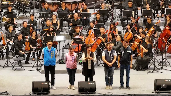 ▲彰化縣長王惠美表示，今天晚上19:30一樣在圓林園舉辦桐花之夜-懷舊金曲演唱會，接力演出，免票入場，歡迎大家來參與。（彰化縣政府提供）