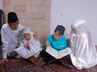 Kluarga Muslim tilawah bersama