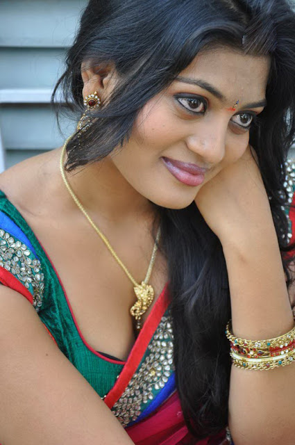 Hot Aunty Deep Cleavage Show Images