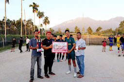 Anggota DPRD Pasbar Serahkan Hadiah kepada Pemenang Turnamen L.A.Cup 11 Tahun 2022