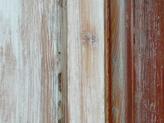 Dettaglio di un armadio in legno decapato a cera legno decapato