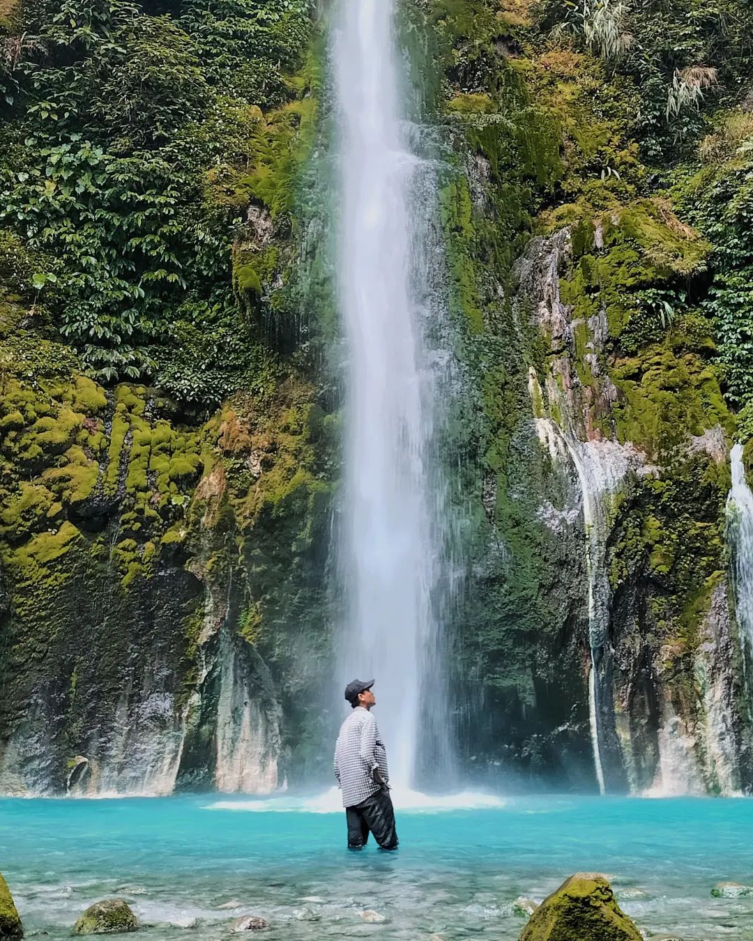 Air Terjun Dua Warna merupakan salah satu objek wisata yang terkenal di Taman Nasional Bukit Duabelas. Air terjun ini dinamakan demikian karena terdapat dua warna air yang berbeda pada setiap levelnya.