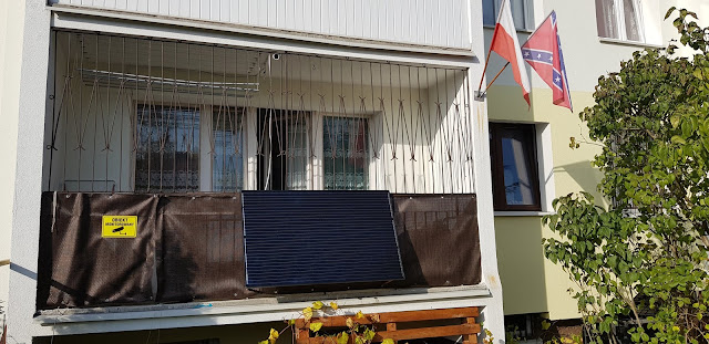 panele fotowoltaiczne PV na balkonie w bloku
