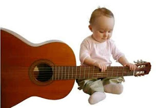 Gambar lucu bayi bermain gitar wallpaper gratis
