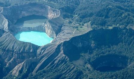  merupakan tempat wisata berupa danau kawah yang terletak di sebuah puncak Gunung Kelimutu Keindahan Danau Kelimutu Di Flores NTT