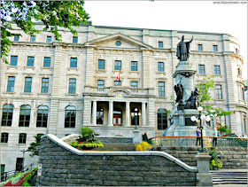 Louis S. St-Laurent Building en la Ciudad de Quebec