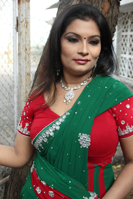 hot indian aunty cleavage show