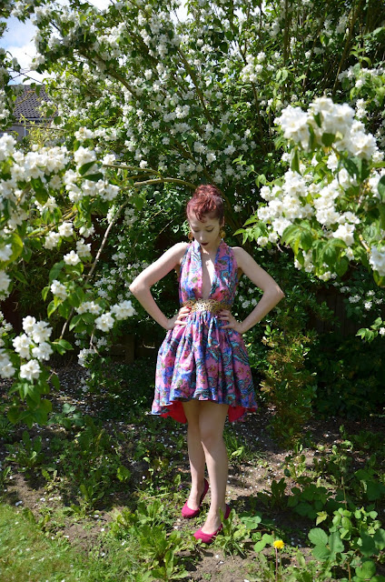 Vogue V9343 sewing pattern hack making of plunge v-neck dress with high-low gathered skirt tutorial pink paisley summer dress retro DIY fashion blog