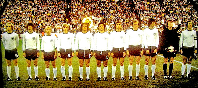 SELECCIÓN DE LA REPÚBLICA FEDERAL DE ALEMANIA. Temporada 1973-74. Hoeness, Breitner, Vogts, Grabowski, Overath, Gerd Müller, Hölzenbein, Schwarzenbeck, Bonhof, Maier, Beckenbauer. SELECCIÓN DE ALEMANIA FEDERAL 0 🆚 SELECCIÓN DE ALEMANIA DEMOCRÁTICA 1 22/06/1974, 19:30 horas. X Copa Mundial de la FIFA Alemania 1974, fase de grupos, Grupo I, jornada 3. Hamburgo, Alemania Federal, Volksparkstadion: 60.200 espectadores. GOLES: ⚽0-1: 77’, Jürgen Sparwasser.