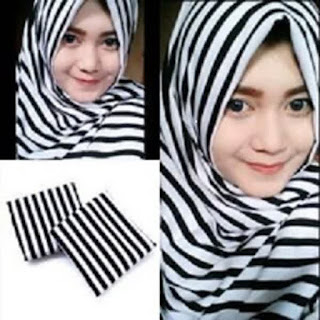 Model pashmina monochrome stripe salur terbaru