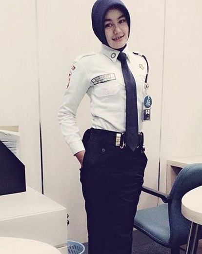 Satpam Cantik Nurhayati foto selfie saat bertugas