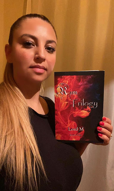 Andreea selfie Rim Trilogy dark fantasy amazon bestseller lord m romanzo trilogia