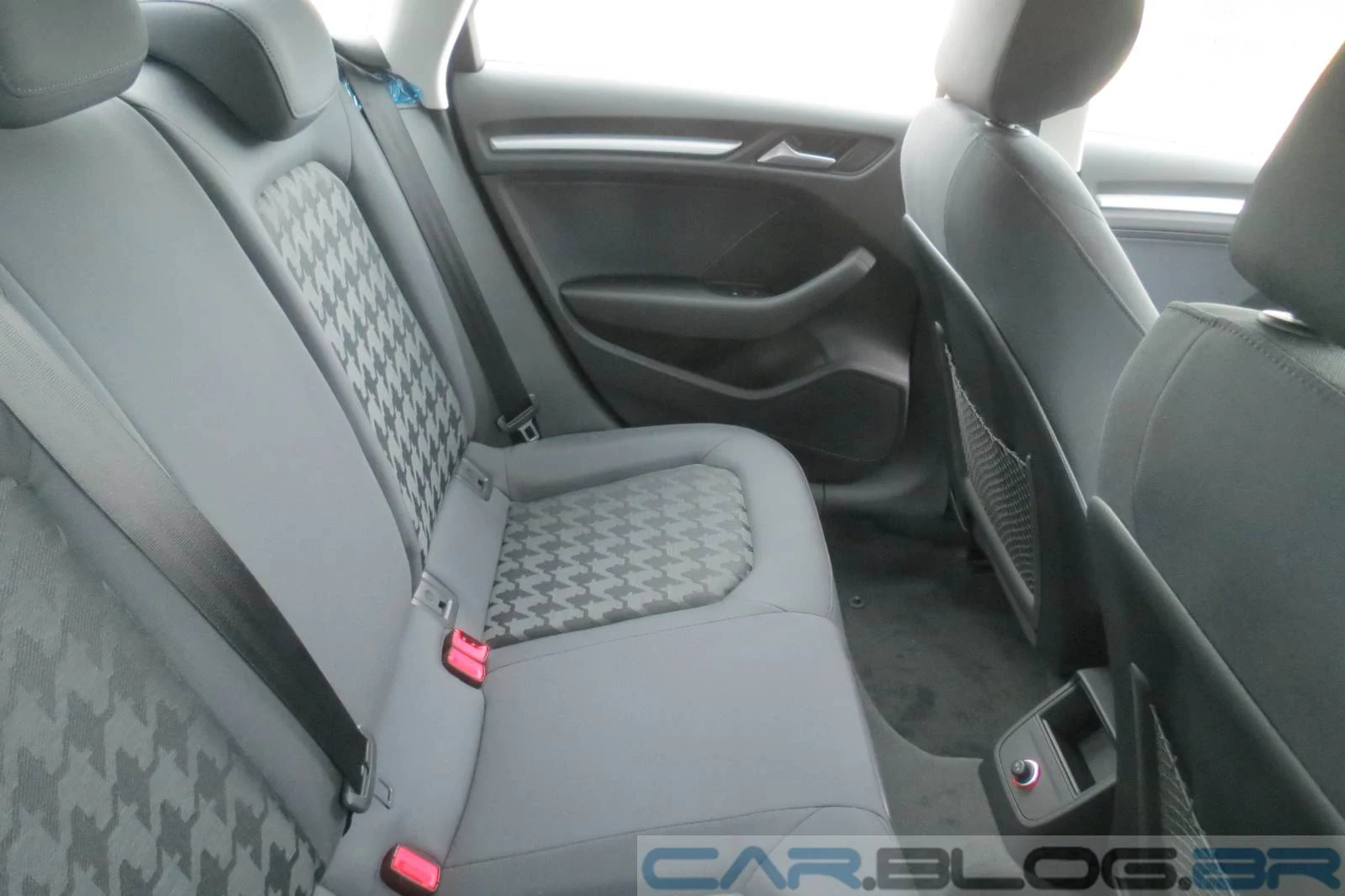 Audi A3 Sedan Attraction - interior - espaço traseiro