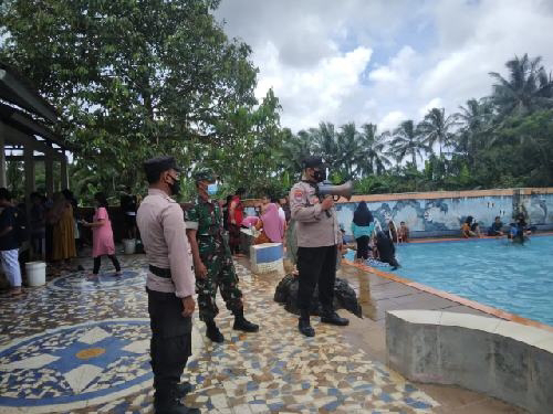 Polsek Pulosari Cek Sertifikat Vaksinasi Pengunjung dan Bagikan Masker Di Lokasi Objek Wisata