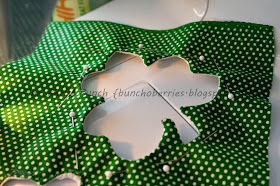 The Berry Bunch: Happy St. Patrick's Day: Shamrock Cut Out Mug Rug Tutorial