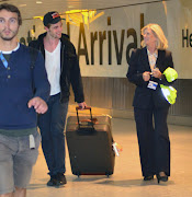 Robert arriving at London airport, September 4th (pattinsonlifeheathrowlondon )