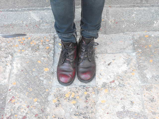 chunky boots burgundy botas vino jeans