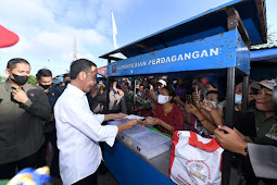 Jokowi dan Ibu Iriana Bagikan Bansos di Pasar Langgur