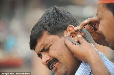 Kerjaya Pelik Pengorek Telinga  Di India Blog Buruk
