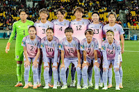 SELECCIÓN DE JAPÓN FEMENINA. Temporada 2022-23. Ayaka Yamashita, Moeka Minami, Saki Kumagai, Hana Takahashi, Jun Endo, Mina Tanaka. Risa Shimizu, Fuka Nagano, Aoba Fujino, Hinata Miyazawa, Yui Hasegawa. SELECCIÓN DE JAPÓN FEMENINA 3 🆚 SELECCIÓN DE NORUEGA FEMENINA 1 Sábado 05/08/2023, 10:00 horas (20:00 hora local). IX Copa Mundial Femenina de la FIFA Australia/Nueva Zelanda 2023, octavos de final. Wellington, Nueva Zelanda, estadio Regional: 33.042 espectadores. GOLES: ⚽1-0: 15’, Ingrid Syrstad Engen, en propia puerta. ⚽1-1: 20’, Guro Reiten. ⚽2-1: 50’, Risa Shimizu. ⚽3-1: 81’, Hinata Miyazawa.