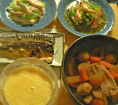 夕食の献立　焼きサバ　エビサラダ　肉団子と豚肉の煮物　長芋