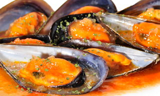 Mejillones al vino blanco con ajo y chile