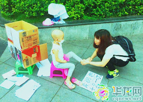 A Chinese women is offering a hug in exchange for 10 yuan (S$2) to raise money for her daughter, who has leukaemia, Chongqing city's official news website, Cqnews, reported.