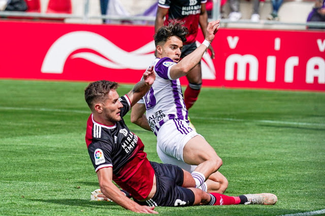 Álvaro Aguado remata a pesar de la oposición de Jorge Sáenz para marcar el gol vallisoletano. C. D. MIRANDÉS 0 REAL VALLADOLID C. F. 1 Domingo 24/04/2022, 16:15 horas. Campeonato de Liga de 2ª División, jornada 37. Miranda de Ebro, Burgos, estadio Municipal de Anduva: 4.140 espectadores. GOLES: 0-1: 3’, Álvaro Aguado