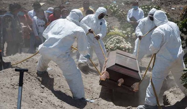  Deja cámara grabando en un cementerio  y aparece un "Zombie" , video causa miedo en Tiktok