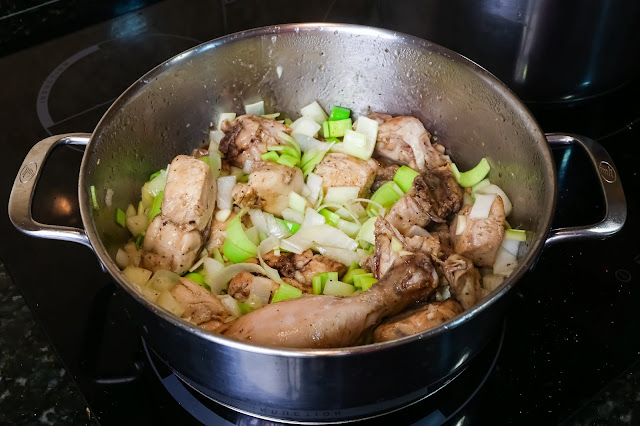 Imagen de preparación de pollo con castañas