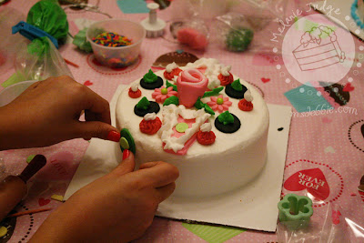 cake decorating birthday party