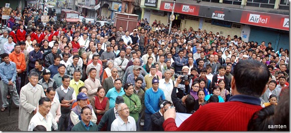 Gathered people at Kalimpong on peace
rally called by Citizen's Forum. Gathered people at Kalimpong on peace rally called by Citizen's
Forum.