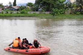 SEORANG ANAK 16 TAHUN HILANG TERSERET ARUS KALI PADA SAAT MENCARI IKAN 