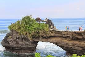 http://www.kabarloka.com/2014/06/berwisata-ke-pura-tanah-lot-tabanan-bali.html