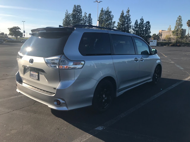 Rear 3/4 view of 2020 Toyota Sienna SE Premium