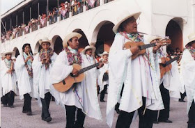 Hombres músicos en el Carnaval de Ayacucho