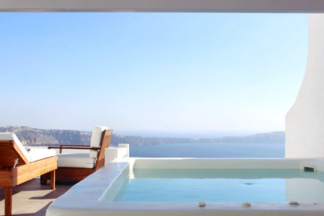 Aqua Luxury Suites hotel in Santorini
