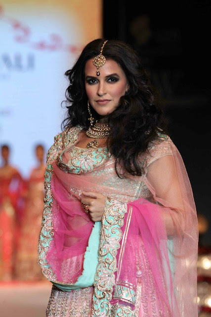 Neha Dhupia stunning walks for Gitanjali Gems at IIJW Delhi 2013