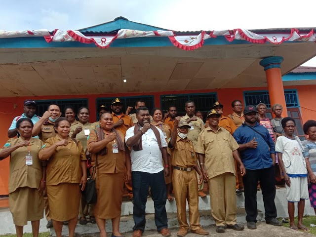 Tim Panilai Lomba Kebersihan Dan Administrasi Kampung Distrik Teminabuan Kunjungi Kampung Magis - Wehali