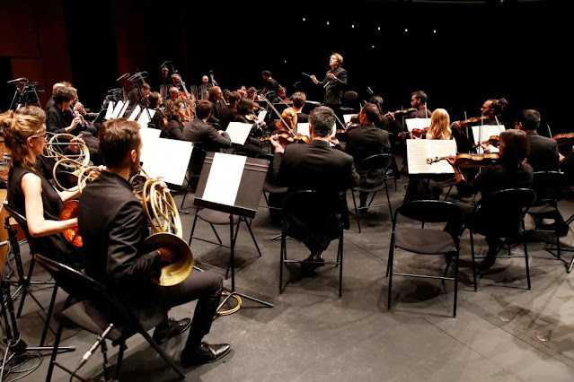 Jérémie Rhorer and Le Cercle de l’Harmonie (Photo Caroline Doutre)