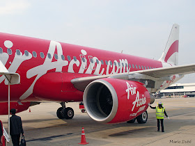Avion d'Air Asia à l'aéroport de Mandalay (Birmanie)