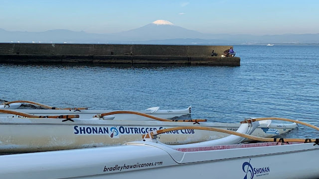 Pantai Enoshima adalah salah satu pantai yang paling banyak dikunjungi saat musim panas di Jepang.  Pantai ini berada di wilayah Enoshima, Kanagawa, Yokohama, Jepang.   Banyak orang jepang dari luar kota Kanagawa liburan sampai menginap di hotel dekat pantai hanya untuk menikmati suasana pantai yang tenang dan damai. Pantai Enoshima yang indah dengan pasirnya yang hitam mulus membuat orang betah berlama-lama disini.  Di sisi pantai ada banyak warung lesehan yang menyediakan makanan untuk menghilangkan rasa lapar dan minuman dengan berbagai macam olahan khas bartender pantai yang sangat populer dikalangan anak muda Jepang.  Bagi yang suka bermain selancar, perahu layang, banana boat dan sebagainya di Pantai Enoshima sudah menyediakan sewa dengan harga yang murah, Anda bisa bermain air sepuasnya disini.  Selain keindahan pantainya Enoshima juga memberikan nuansa kedamaian dengan menuju ke atas bukit yang sangat hijau dengan pepohonan dan toko-toko yang menjual berbagai macam aksesoris oleh-oleh saat menuju ke puncak.    Jika Anda mencapai puncak, Anda akan melihat keindahan Pantai Enoshima dari atas bukit. Pemandangan pantai akan lebih romantis saat malam hari, jika menikmatinya dari Tower Enoshima dengan lampu kelap-kelip.   Ada juga Aquarium, Selain keindahan pantainya, Enoshima juga memiliki Aquarium yang dipenuhi berbagai ikan hias dan atraksi lumba-lumba dan anjing laut yang mengesankan, yang wajib dicoba saat mengunjungi pantai Enoshima, Jepang.  Di pesisir pantai juga ada banyak restoran, toko-toko dan hotel  yang membuat liburan di Pantai Enoshima jadi lebih tenang dan fokus untuk menghabiskan waktu disini. 