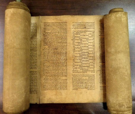 Gulungan Taurat kuno ditemukan di perpustakaan universitas Italia