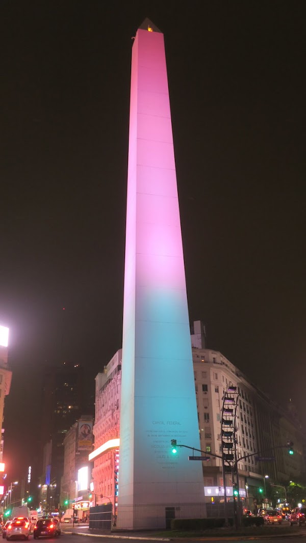  Buenos Aires ilumina su obelisco con los colores de la bandera de México como muestra de solidaridad