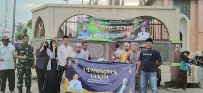 Pemdes Kampung Melayu Barat dan DKM Almarwah gelar bagi takjil gratis