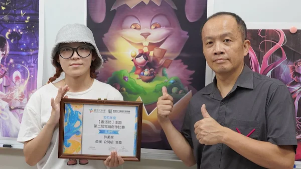 ▲大葉大學多媒體學程陳志隆老師(右)恭喜許柔孜同學(左)的復活節主題創作獲得金獎。（記者林明佑翻攝）