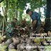 Babinsa Koramil 07/Pauh Kambar laksanakan komsos dengan petani kelapa.    