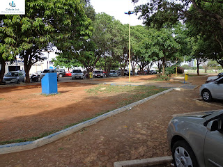 Praça com reforma inacabada.