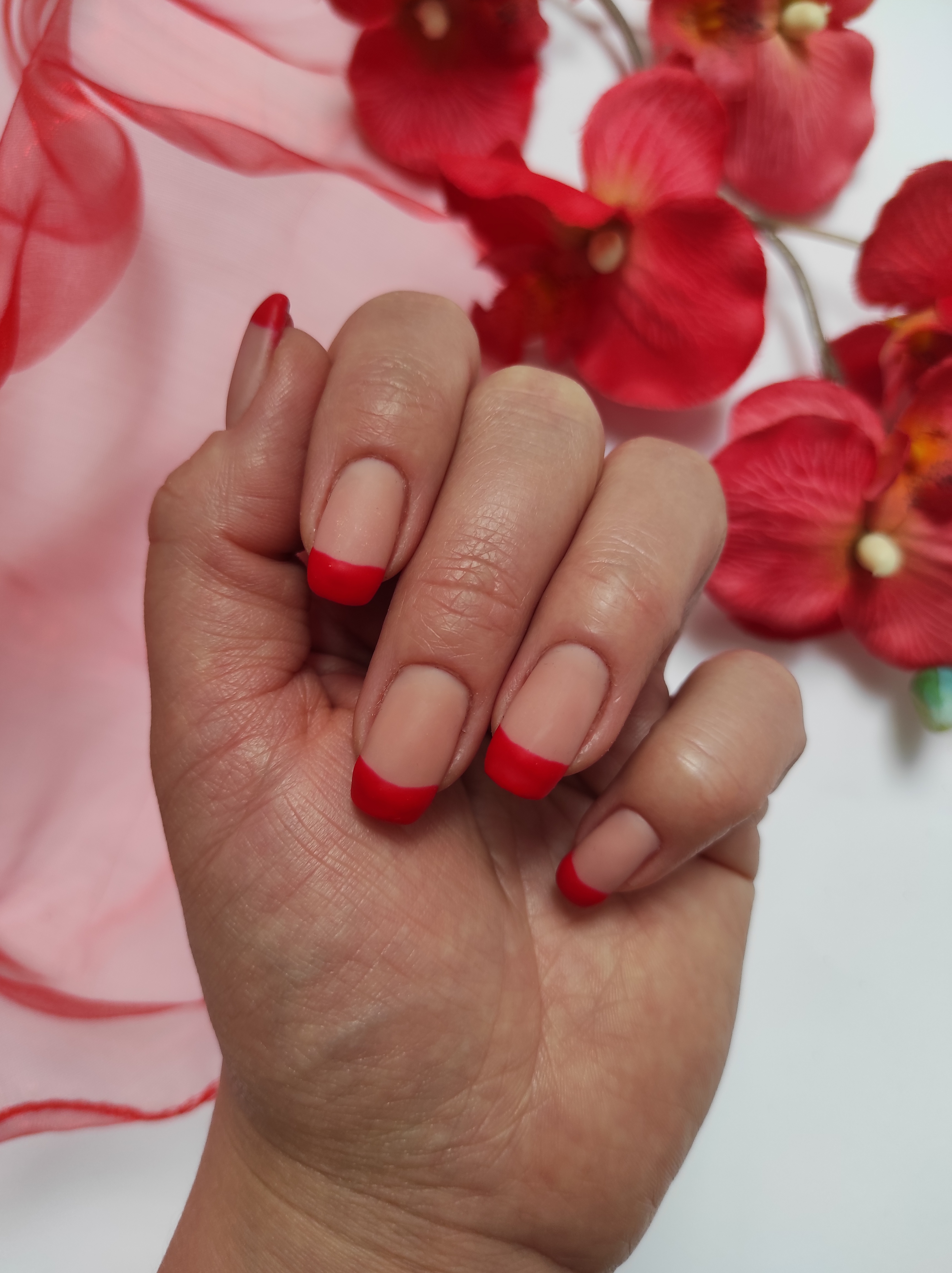 Czerwony french na paznokciach  wykonany lakierami NC Nails Company