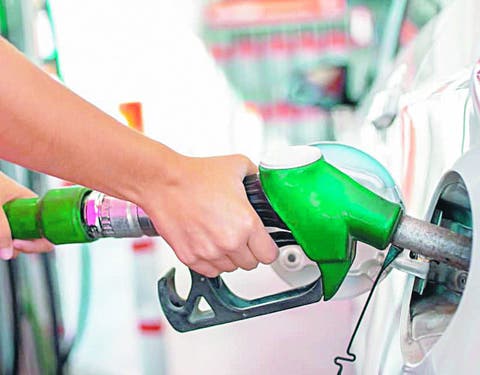 Gobierno congela los precios de casi todos los combustibles